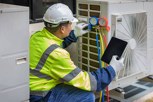 Professional Hvac technician working in Shallotte, NC